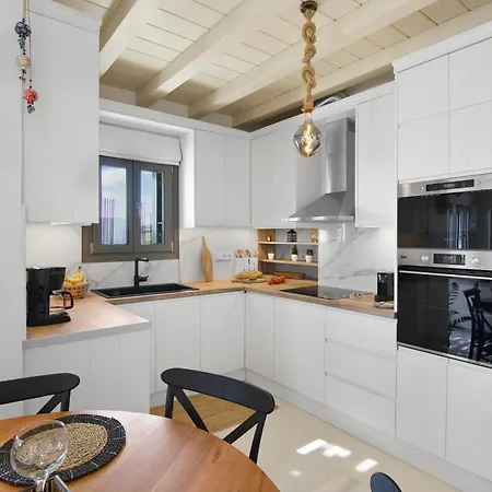 Zaneta With Swimming Pool